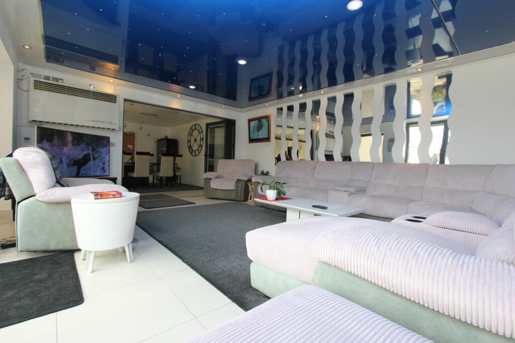 Lifestyle Room with Pool