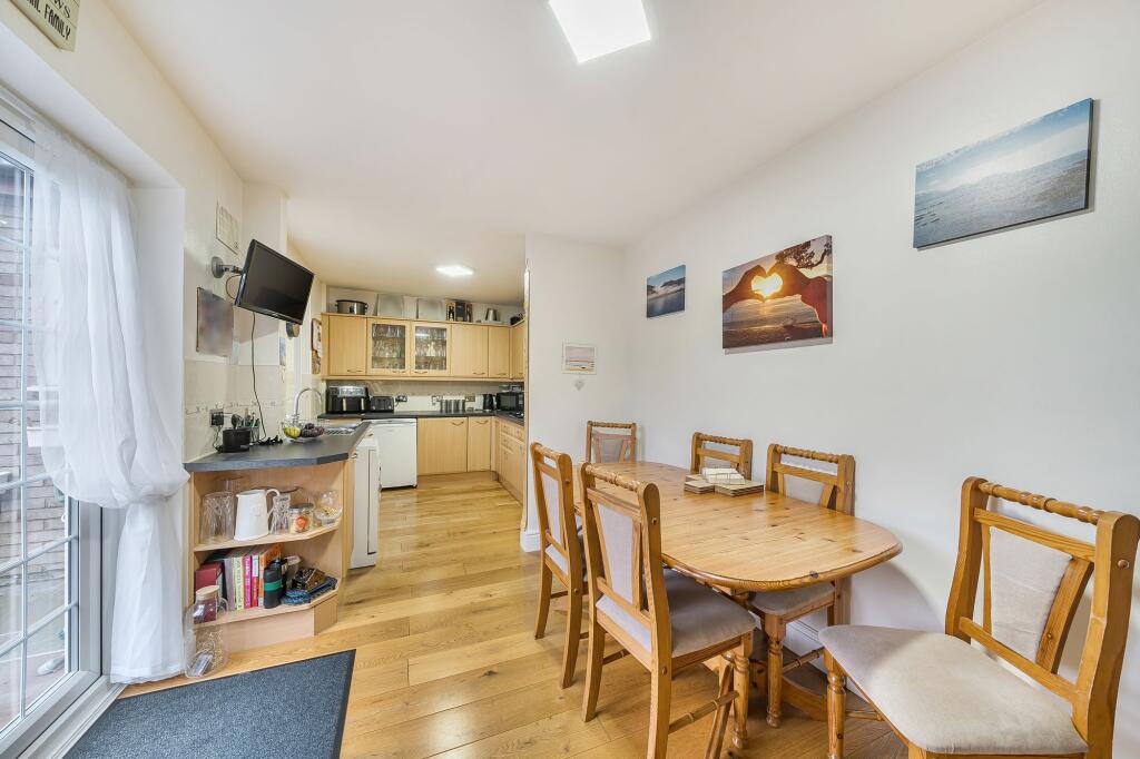 Open plan dining/kitchen area