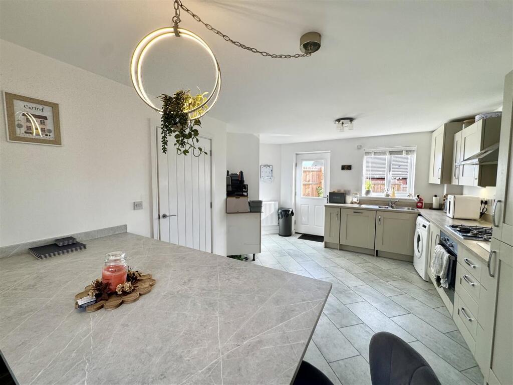 KITCHEN/DINING ROOM