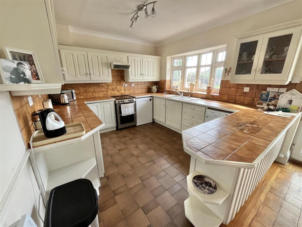 KITCHEN/ DINER