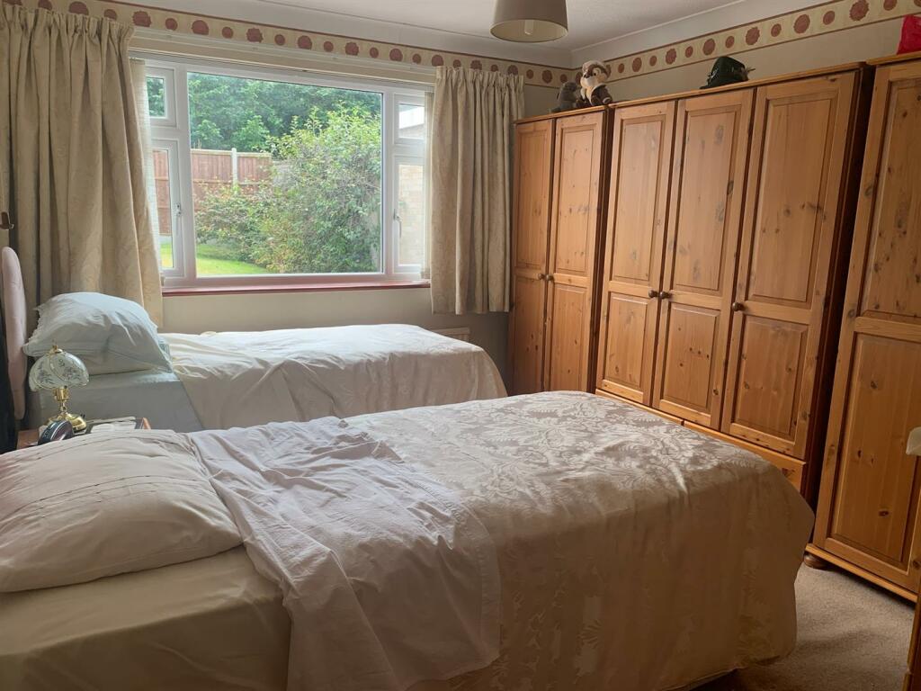 Bedroom 1(2).JPG
