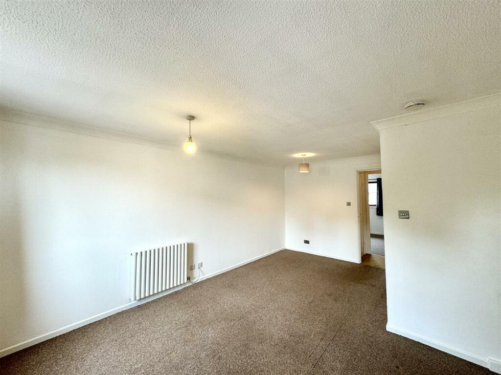 SITTING/DINING ROOM