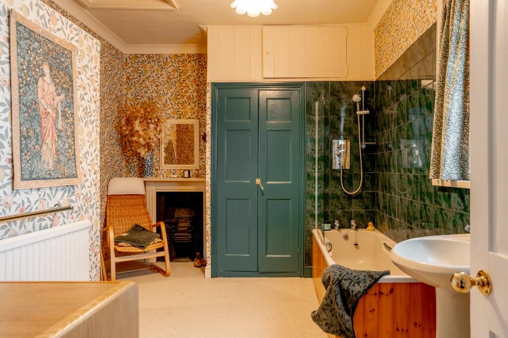 Bath suite