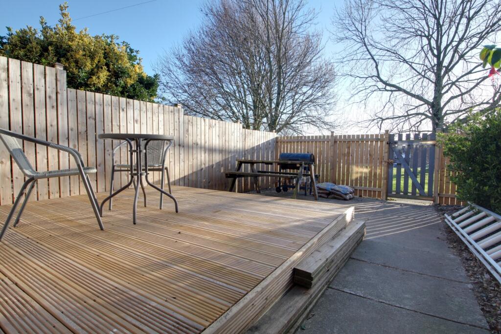 What a lovely sunny back garden