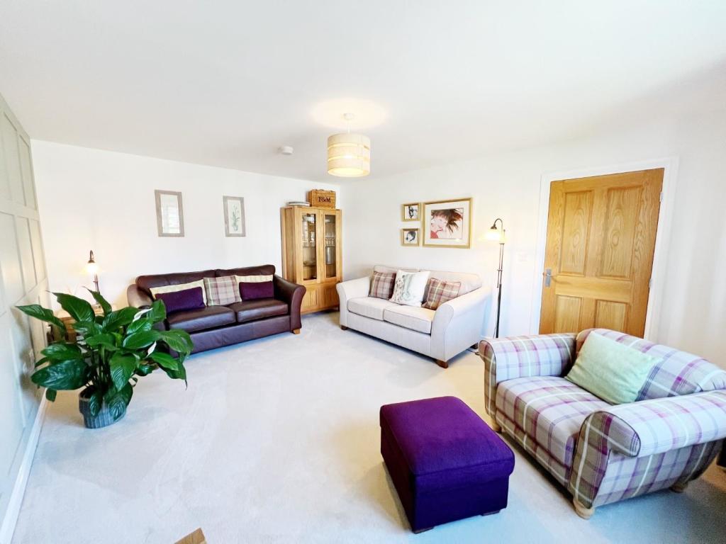 Lounge pic 4.jpg