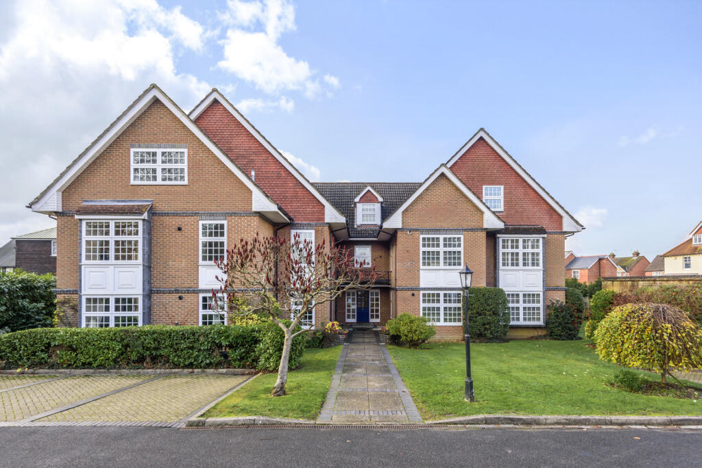 Bourne Heights, Frensham Road, Farnham, GU9