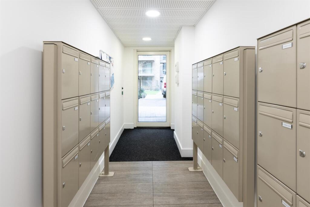 Entrance/Mailboxes