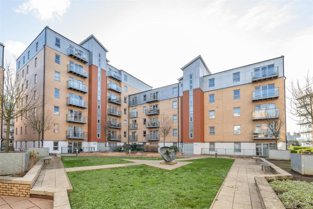 Queen Mary Avenue, E18