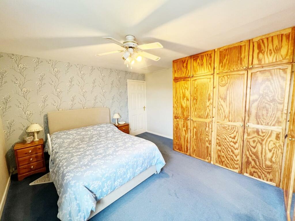 Bedroom 1 pic 2.jpg