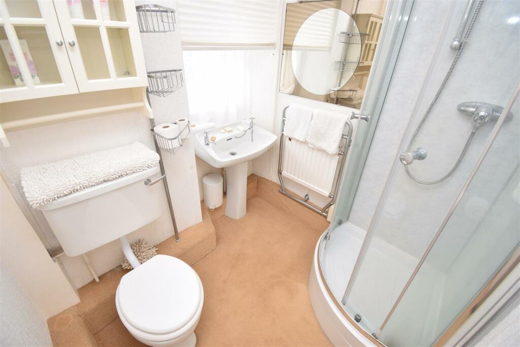 FIRST FLOOR SHOWER ROOM.JPG