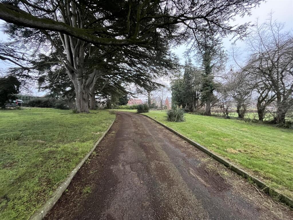 Rumwell Park, Wellington Road Rumwell, Taunton, TA