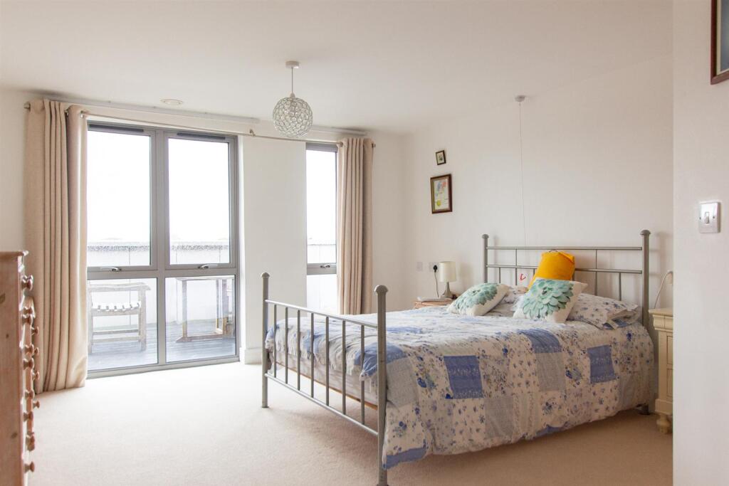 Corbetts Court 52 - Bedroom.jpg