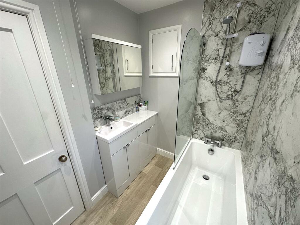Stylish Modern Bathroom 154