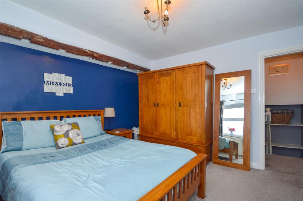 DOUBLE BEDROOM