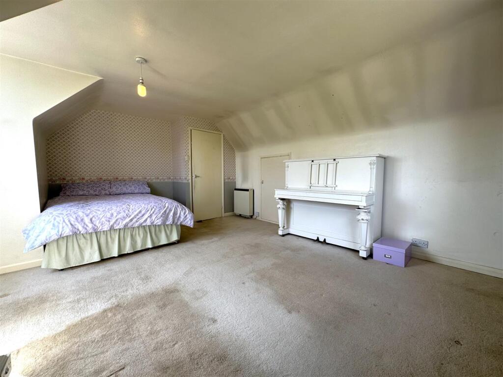 Master Bedroom 943