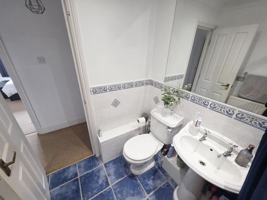 White Suite Bathr'm
