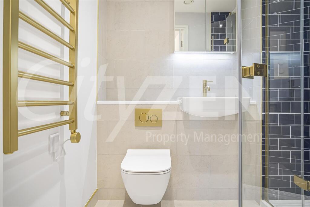 EN SUITE SHOWER ROOM
