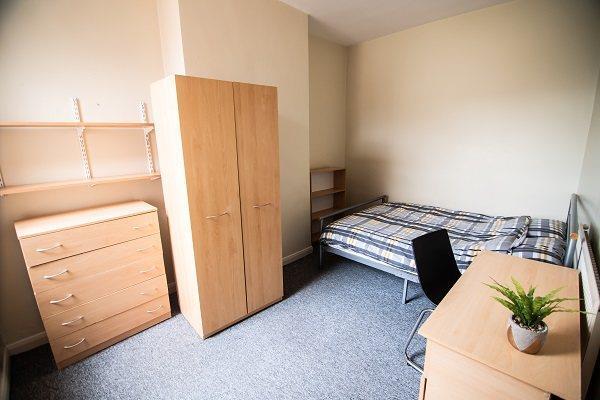12-Walton-Road-First-floor-rear-bedroom.jpg