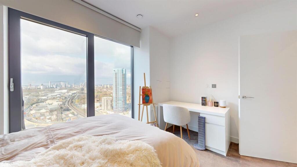 Bedroom with London view at E14