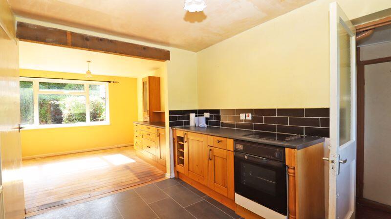 KITCHEN/DINING AREA