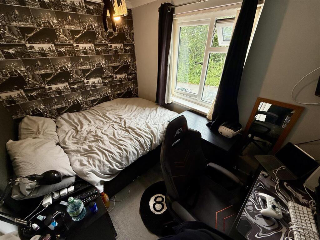 FRONT SINGLE BEDROOM