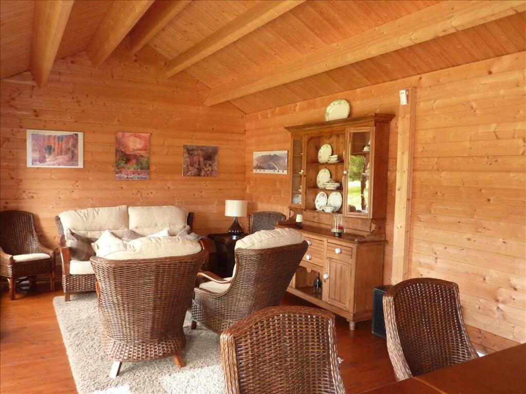 SUMMERHOUSE/GARDEN