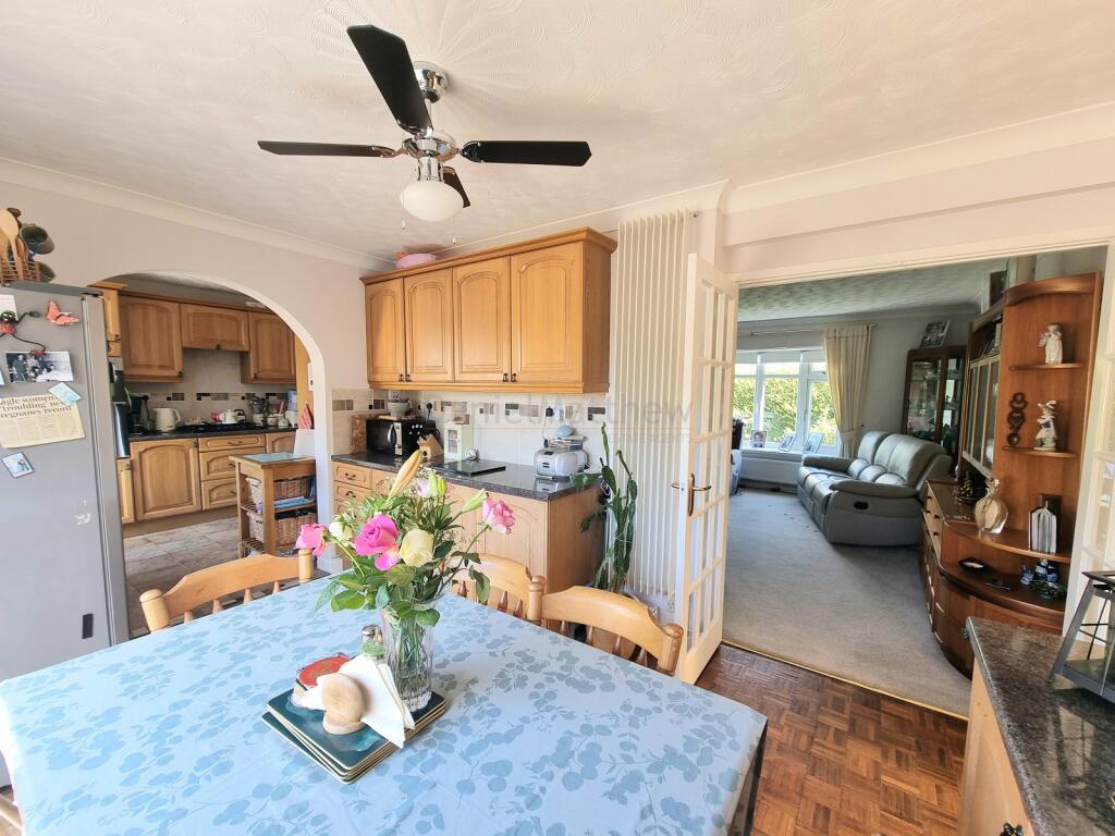 Kitchen/ Breakfast Room