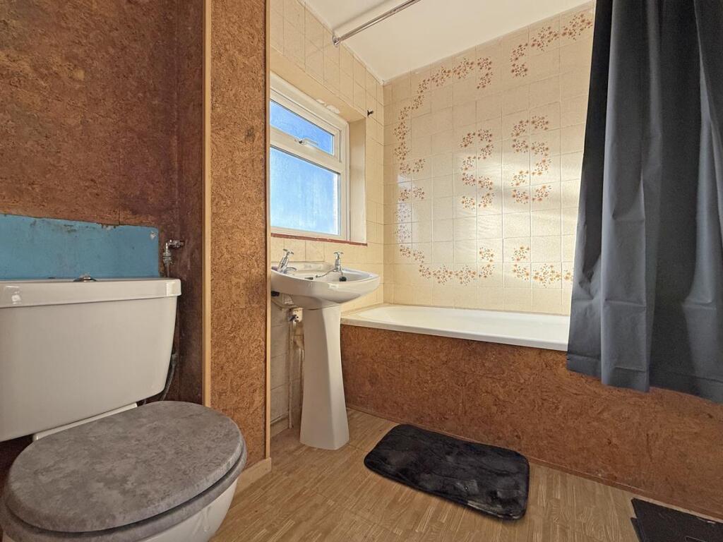 Elgin Crescent 115 - Bathroom.jpg