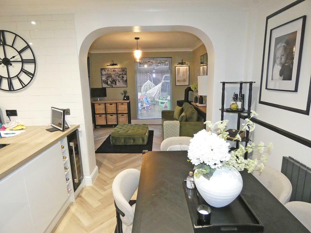 2276dining areafamily room.jpg