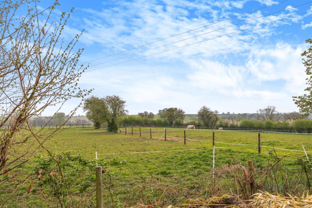 6 Gulliver's Close, Horley-17.jpg