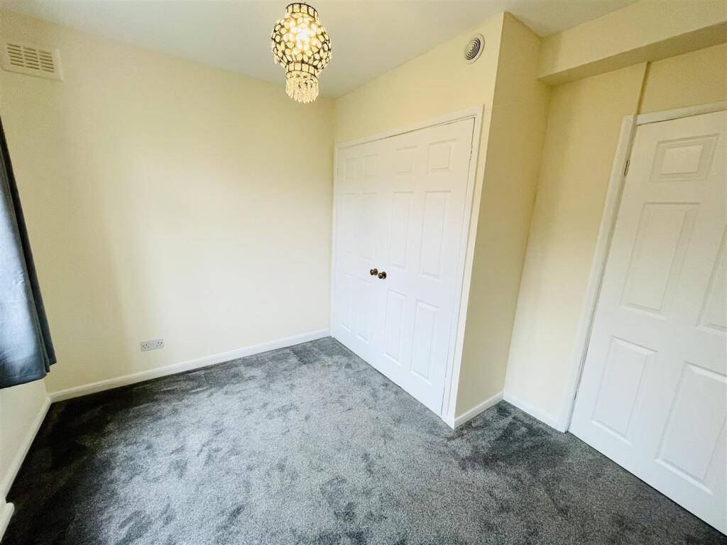 mere green second bedroom..jpg