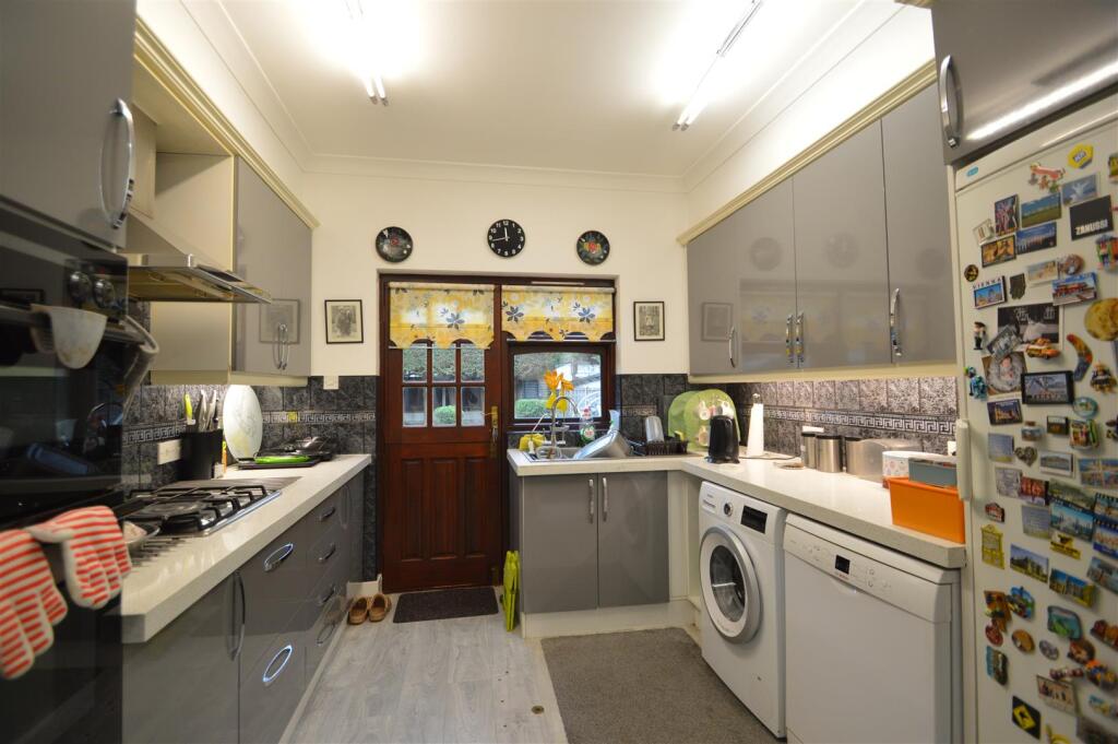 Kitchen 3.JPG