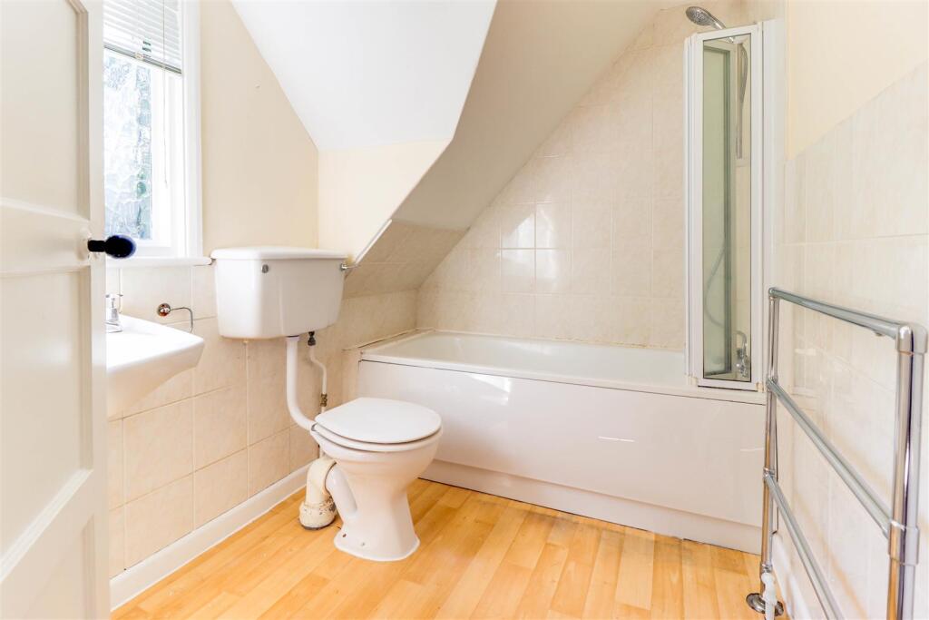 Bathroom 1.1.jpg