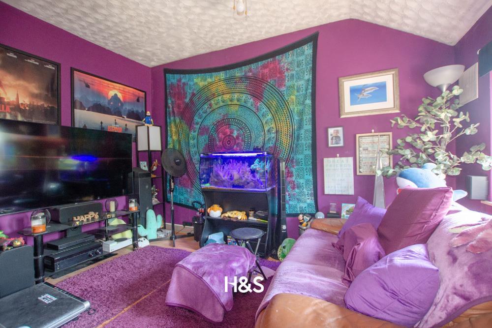 330 Haslucks -bed2.jpg