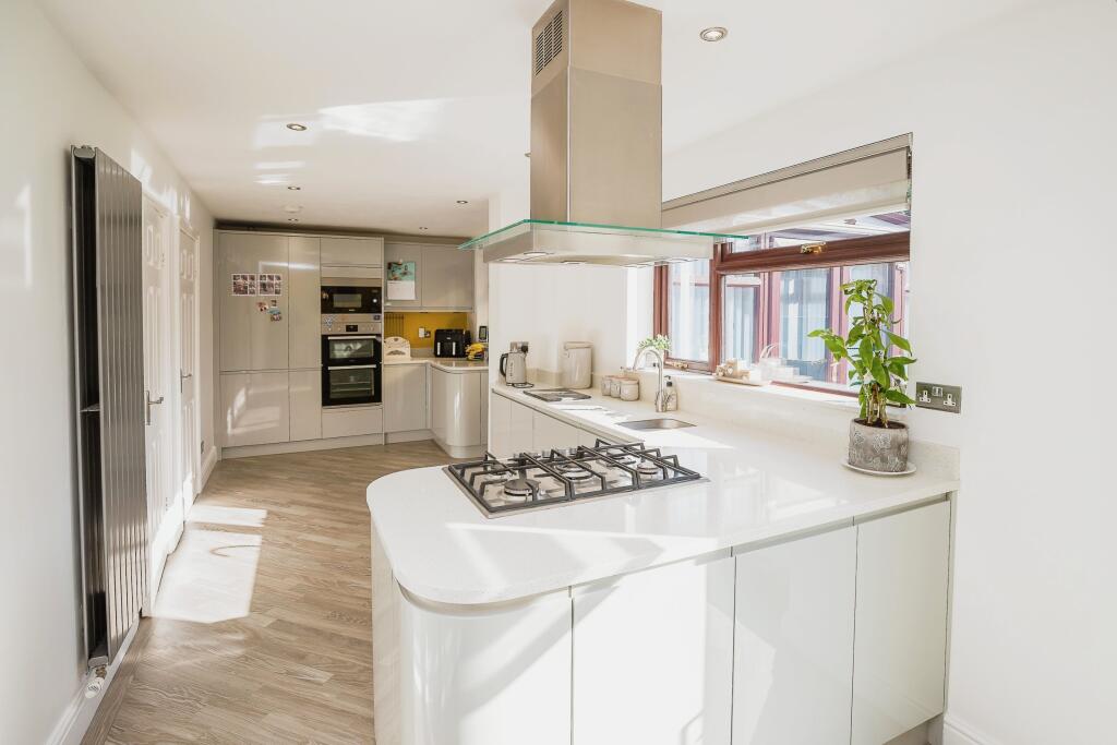 Kitchen/ Dining Room
