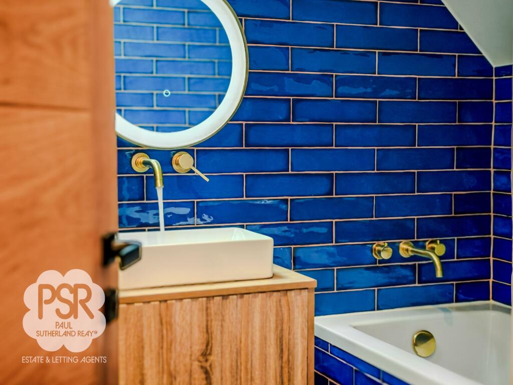 Elegantly Designed En Suite Bathroom