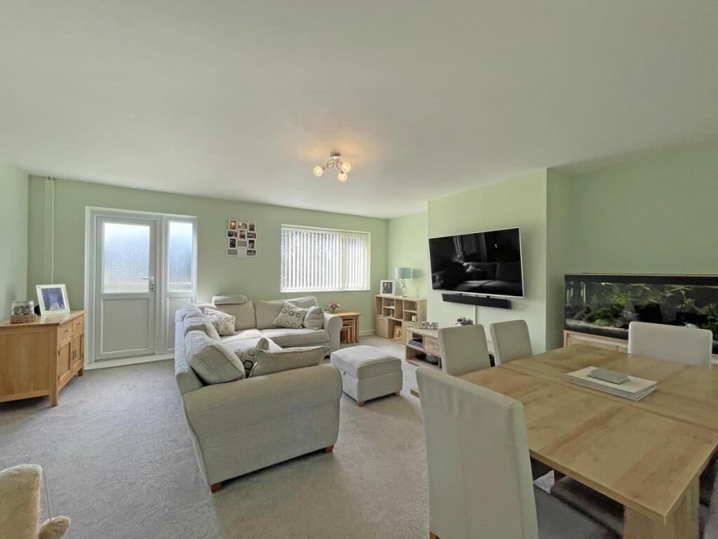 Congreve Gardens 7a Living Room Front.jpg