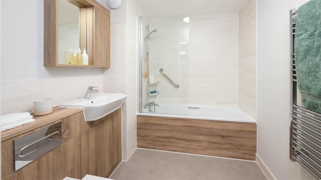 Manns Lodge Bathroom.jpg