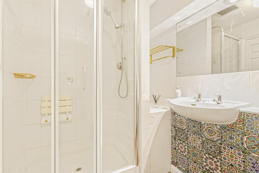 Bathroom (Shower Roo