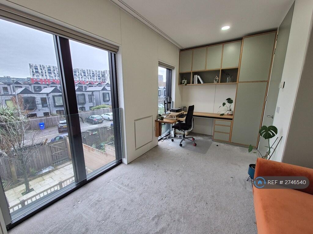 1st Floor Bedroom (Rear)