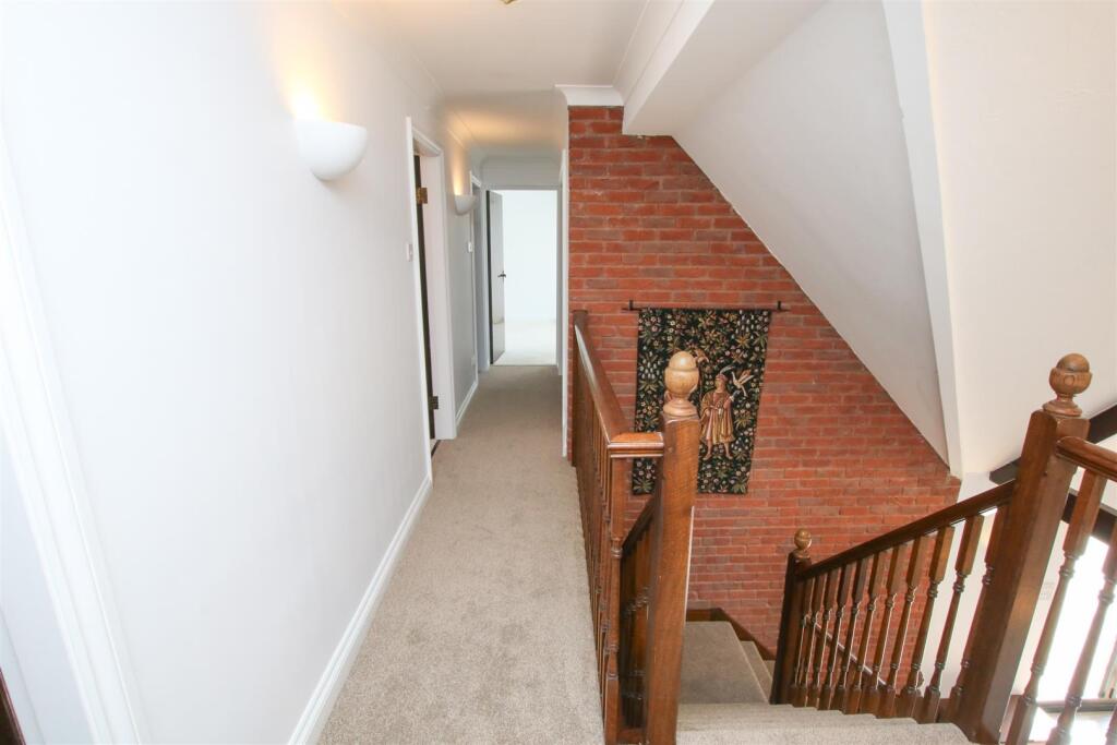 FIRST FLOOR GALLERIED LANDING