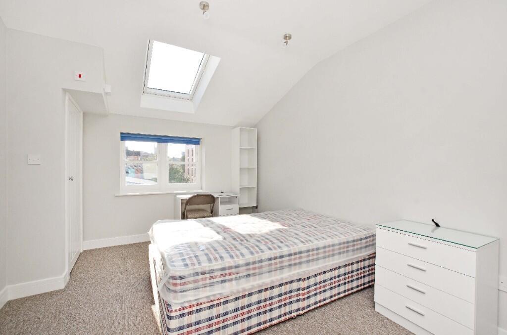 Bright and clean single bedroom featuring a com...