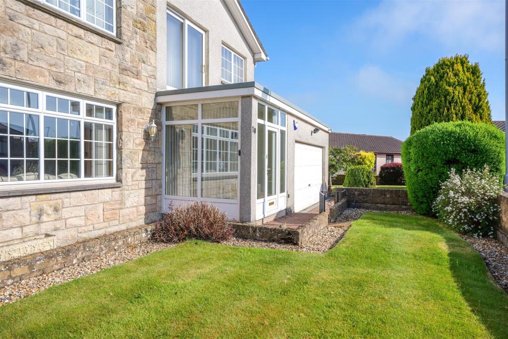 25- Front Garden.jpg