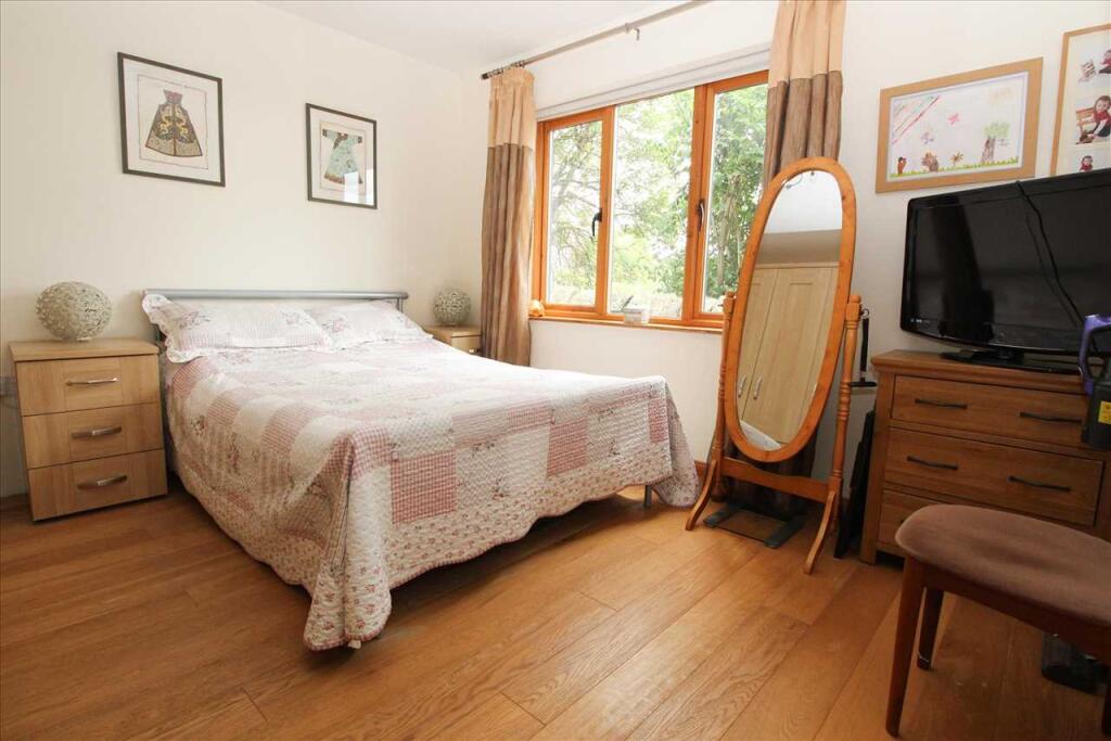 Bedroom (Rear)