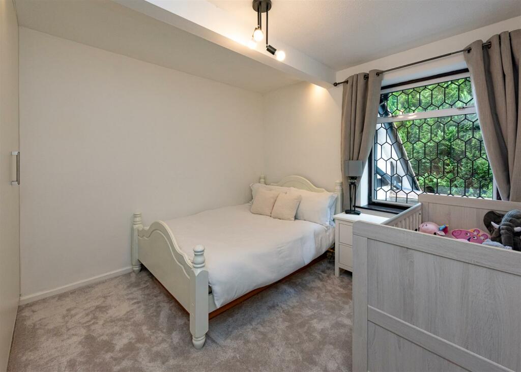 The Squirrels, 27 Stourbridge Road-bed4.jpg