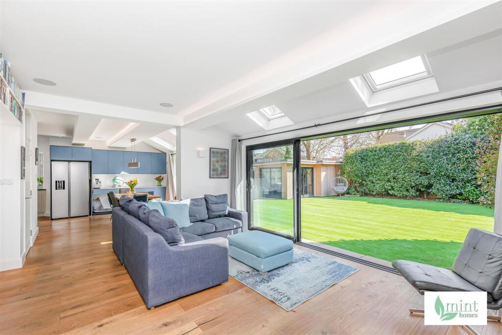 437__Woodham_Lane__Addlestone__Surrey__KT15_3QG32.