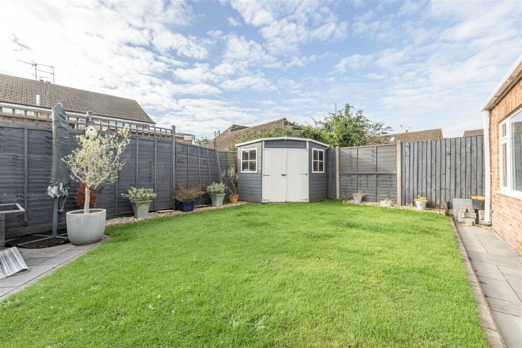 11 Magdalen Crescent, Byfleet, KT14 7SR - 20.jpg