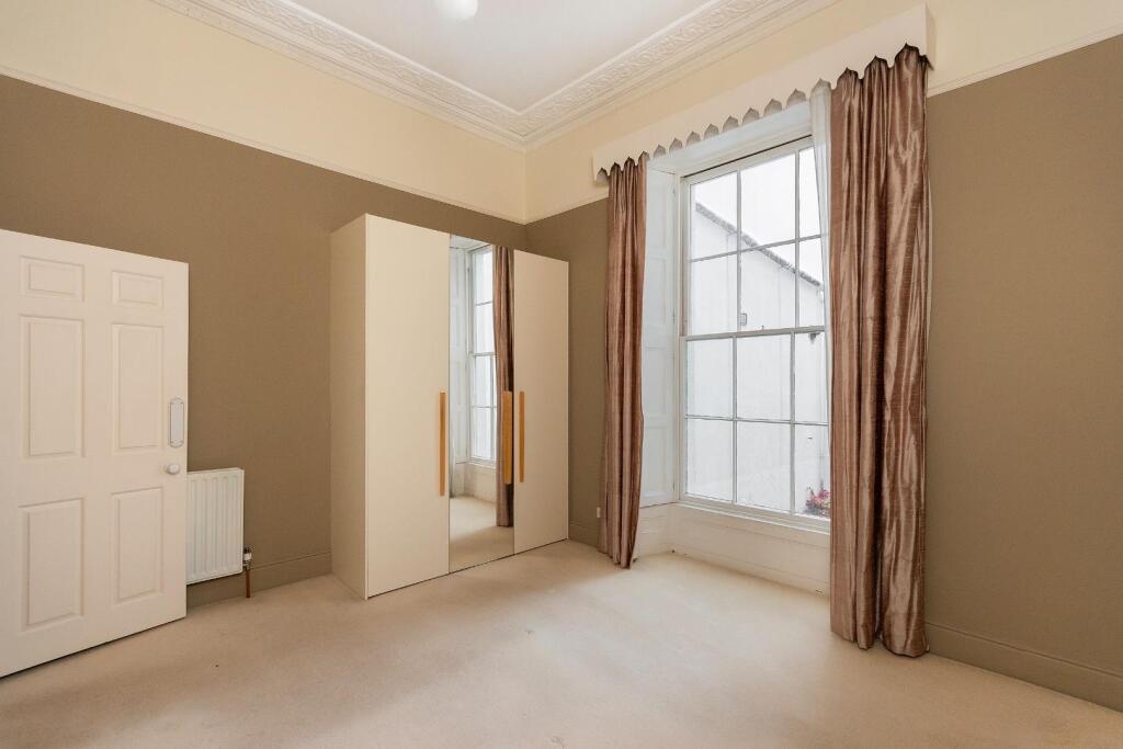 G2F5CPCN - Bedroom A.jpg