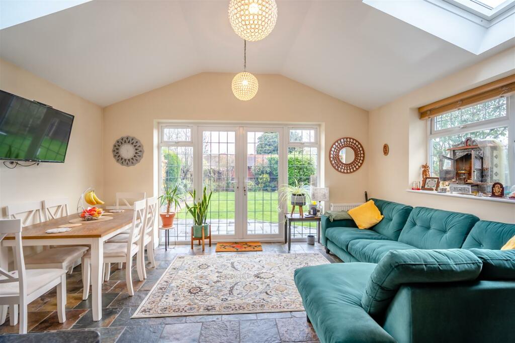 8586991-interior16.jpg