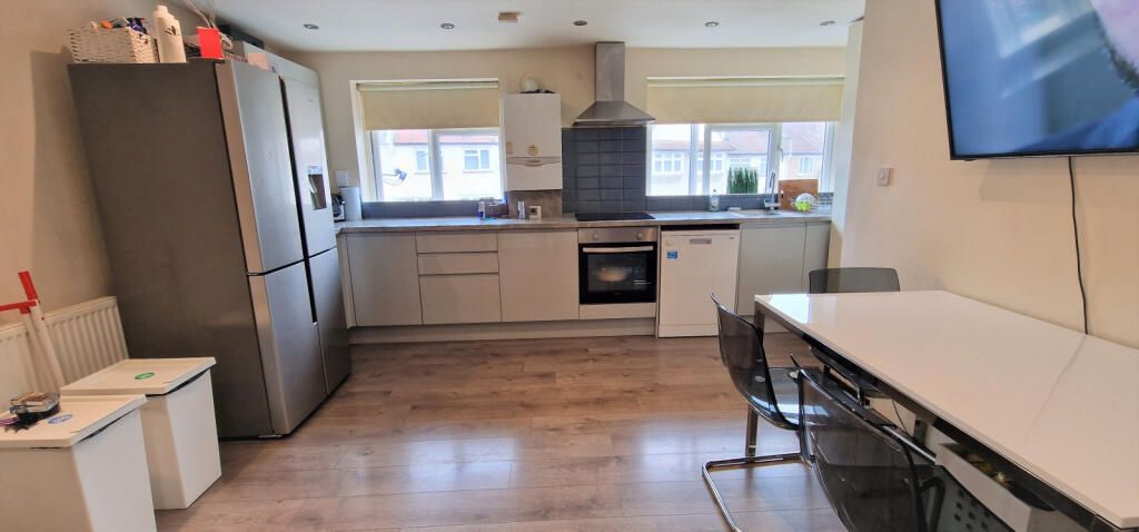 KITCHEN - LOUNGE